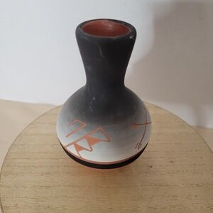 Sioux Pottery Red Elk Signed Native American Bud Vase Grey Black Etched 4 Inch